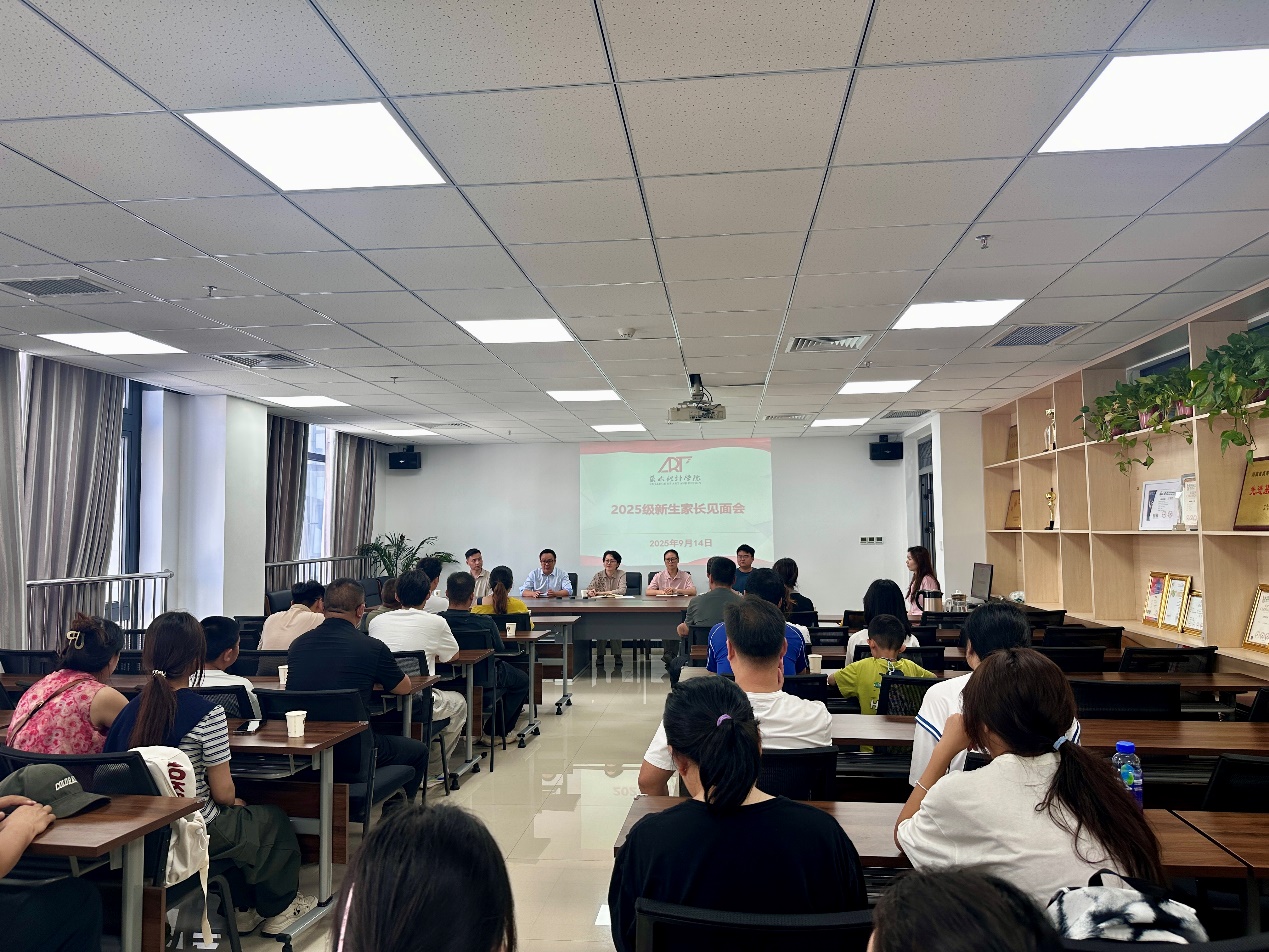 餐厅里的人们AI 生成的内容可能不正确。