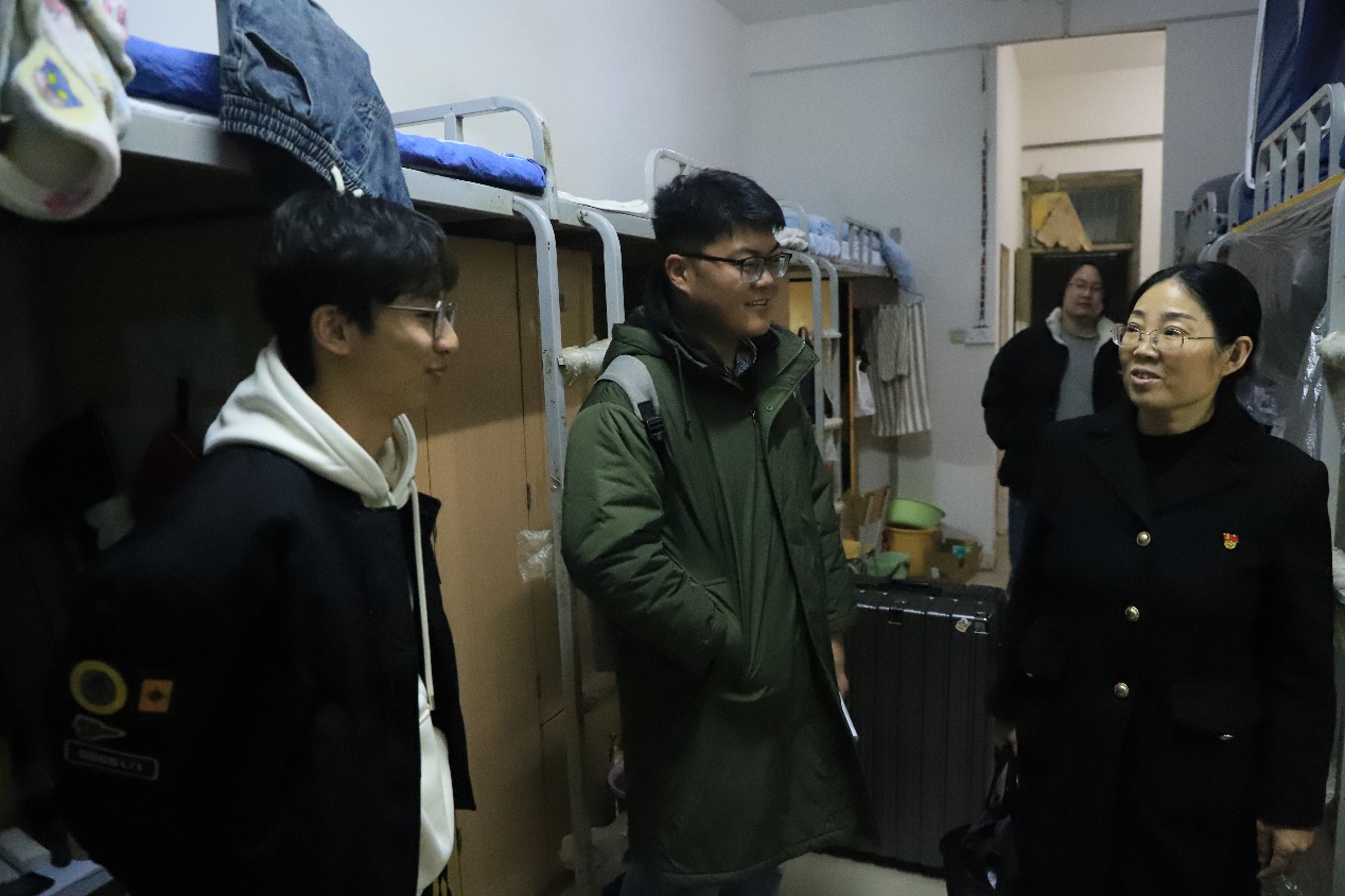 人们站在一起AI 生成的内容可能不正确。 人们站在一起AI 生成的内容可能不正确。