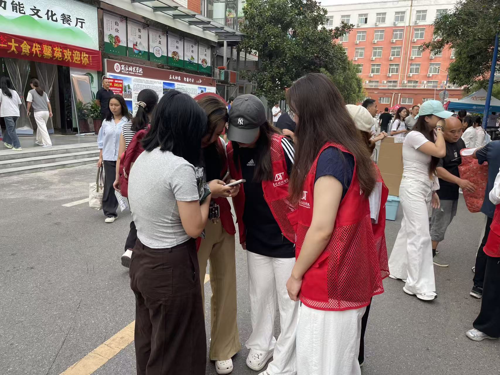 人们在街道上走AI 生成的内容可能不正确。