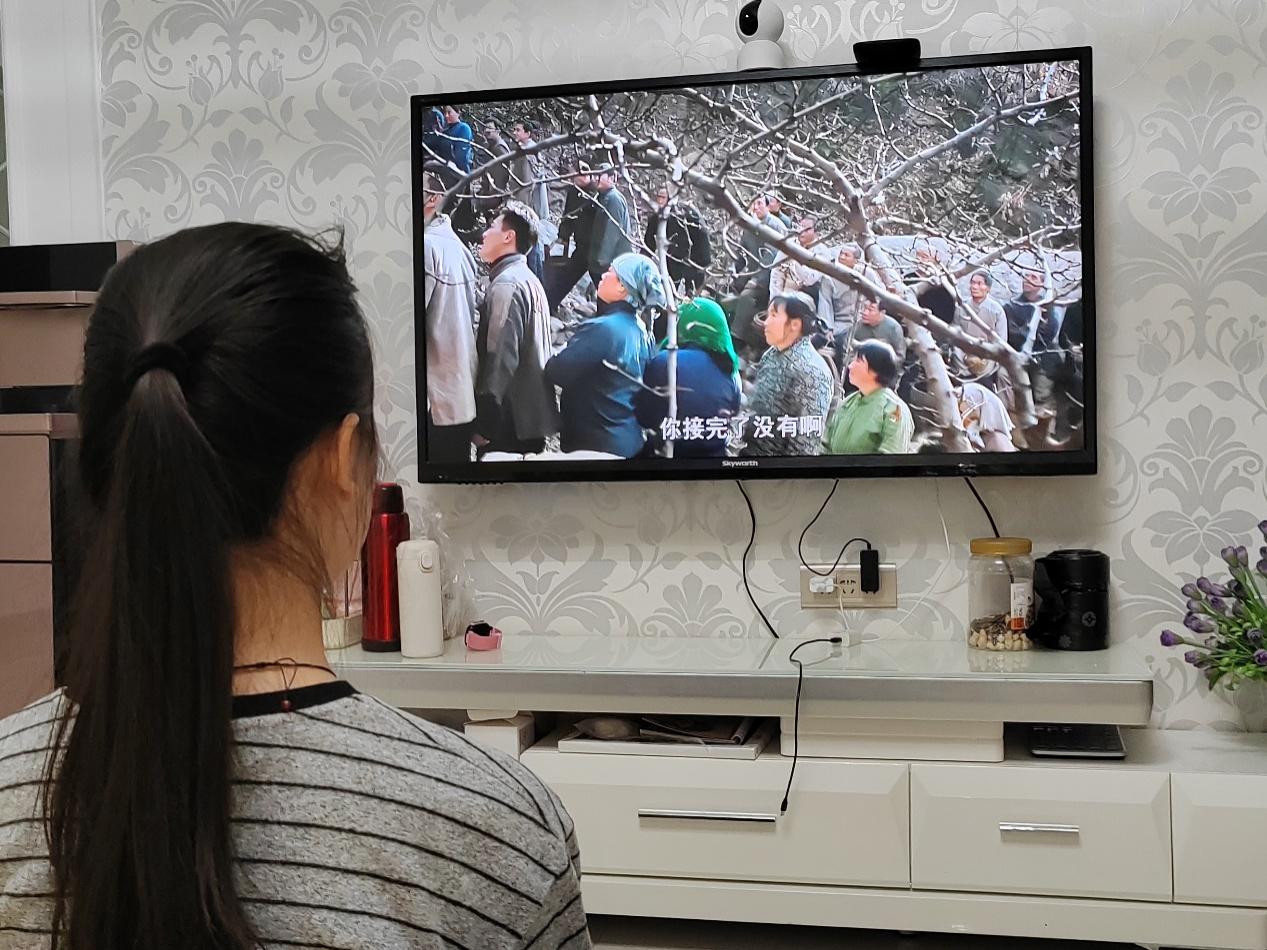 人在电视前AI 生成的内容可能不正确。